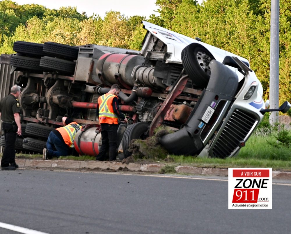 Accident - Un camion semi-remorque se renverse dans une sortie de l’autoroute 73